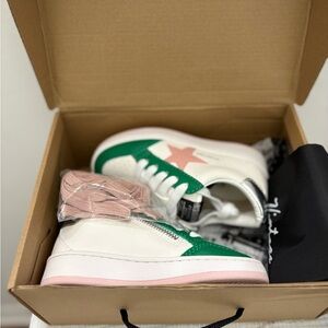 NWT Kids White Green Pink Star Sneakers w/ Extra Laces
